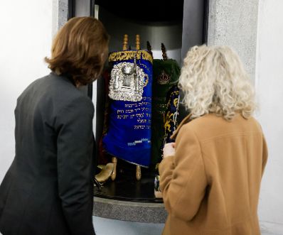 Am 5. März 2021 besuchte Bundesministerin Karoline Edtstadler (l) im Rahmen ihres Bundesländertags in Oberösterreich die Israelitische Kultusgemeinde. Im Bild mit Charlotte Herman (r.), Präsidentin der IKG Linz.