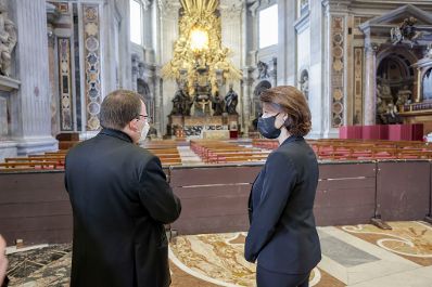 Am 17. März 2021 besuchte Bundesministerin Karoline Edtstadler (r.) im Rahmen ihres Rombesuchs die Sixtinische Kapelle.