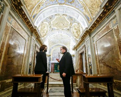 Am 17. März 2021 besuchte Bundesministerin Karoline Edtstadler (l.) im Rahmen ihres Rombesuchs die Sixtinische Kapelle.