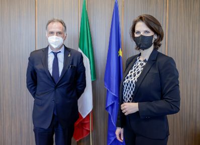 Am 18. März 2021 traf Bundesministerin Karoline Edtstadler (r.) im Rahmen ihres Rombesuchs den italienischen Minister für Initiativen im Bereich Tourismus Massimo Garavaglia (l.).
