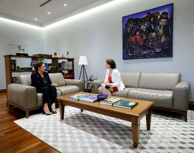 Am 6. Mai 2021 traf Bundesministerin Karoline Edtstadler (r.) im Rahmen ihres Besuchs in Albanien die Außenministerin Olta Xhaçka (l.).