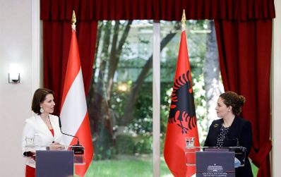 Am 6. Mai 2021 traf Bundesministerin Karoline Edtstadler (l.) im Rahmen ihres Besuchs in Albanien die Außenministerin Olta Xhaçka (r.). Im Bild bei einer gemeinsamen Pressekonferenz.