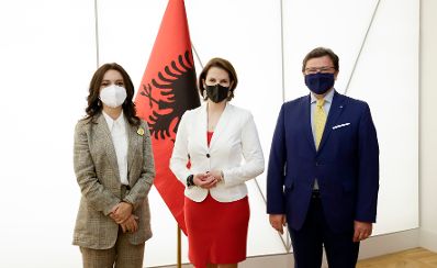 Am 6. Mai 2021 traf Bundesministerin Karoline Edtstadler (m.) im Rahmen ihres Besuchs in Albanien Elisa Spiropali (l.) von der Sozialistische Partei Albaniens und EU-Verhandler Zef Mazi (r.).