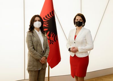 Am 6. Mai 2021 traf Bundesministerin Karoline Edtstadler (l.) im Rahmen ihres Besuchs in Albanien Elisa Spiropali von der Sozialistische Partei Albaniens.