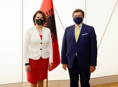 Am 6. Mai 2021 traf Bundesministerin Karoline Edtstadler (l.) im Rahmen ihres Besuchs in Albanien EU-Verhandler Zef Mazi (r.).