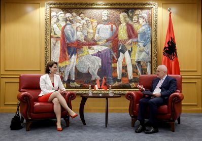 Am 6. Mai 2021 traf Bundesministerin Karoline Edtstadler (l.) im Rahmen ihres Besuchs in Albanien Staatspräsident Ilir Meta (r.).