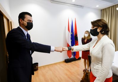 Am 6. Mai 2021 traf Bundesministerin Karoline Edtstadler (r.) im Rahmen ihres Besuchs in Albanien den Vorsitzender der Demokratischen Partei Lulzim Basha (l.).