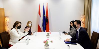 Am 6. Mai 2021 traf Bundesministerin Karoline Edtstadler (l.) im Rahmen ihres Besuchs in Albanien den Vorsitzender der Demokratischen Partei Lulzim Basha (r.).