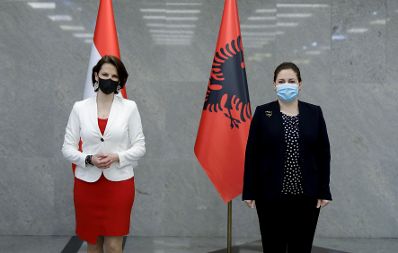 Am 6. Mai 2021 traf Bundesministerin Karoline Edtstadler (l.) im Rahmen ihres Besuchs in Albanien die Außenministerin Olta Xhaçka (r.).