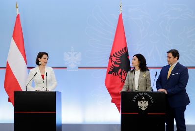 Am 6. Mai 2021 traf Bundesministerin Karoline Edtstadler (l.) im Rahmen ihres Besuchs in Albanien Elisa Spiropali (m.) von der Sozialistische Partei Albaniens und EU-Verhandler Zef Mazi (r.). Im Bild bei einem gemeinsamen Pressestatement.