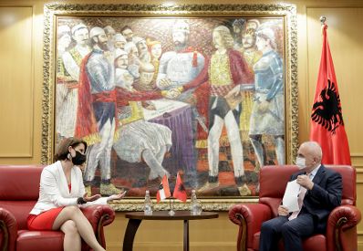 Am 6. Mai 2021 traf Bundesministerin Karoline Edtstadler (l.) im Rahmen ihres Besuchs in Albanien Staatspräsident Ilir Meta (r.).