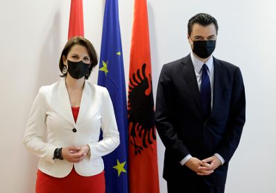 Am 6. Mai 2021 traf Bundesministerin Karoline Edtstadler (l.) im Rahmen ihres Besuchs in Albanien den Vorsitzender der Demokratischen Partei Lulzim Basha (r.).