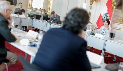 Am 2. Juni 2021 traf Bundesministerin Karoline Edtstadler (r.) technische Expertinnen und Experten um aktuelle Themen zum Thema „Sicherheit in einem gemeinsamen europäischen Datenraum“ zu besprechen.