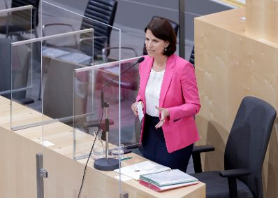 Am 16. Juni 2021 sprach Bundesministerin Karoline Edtstadler (im Bild) in der Aktuellen Stunde bei der Nationalratssitzung im Parlament.