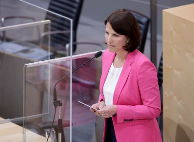 Am 16. Juni 2021 sprach Bundesministerin Karoline Edtstadler (im Bild) in der Aktuellen Stunde bei der Nationalratssitzung im Parlament.