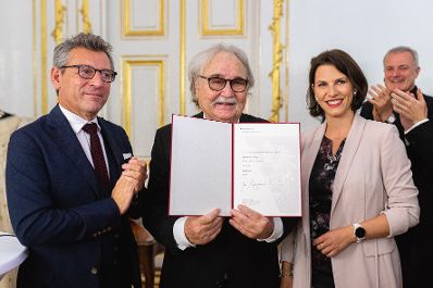 Am 30. August 2021 nahm Bundesministerin Karoline Edtstadler (r.) an der Verleihung des Berufstitels Professor an Silvester Levay (m.) teil.