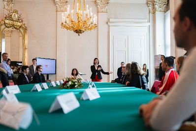 Am 26. Oktober 2023 empfing Bundesministerin Karoline Edtstadler (m.) Besucherinnen und Besucher im Bundeskanzleramt.