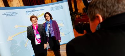 Am 13. November 2023 nahm Bundesministerin Karoline Edtstadler (r.) am 20. Vienna Economic Forum teil.