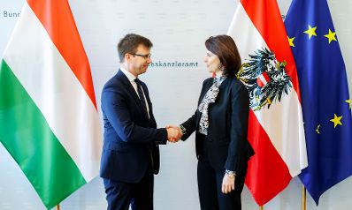 Am 14. November 2023 empfing Bundesministerin Karoline Edtstadler (r.) den Minister für europäische Angelegenheiten von Ungarn, János Bóka (l.), zu einem Arbeitsgespräch im Bundeskanzleramt.
