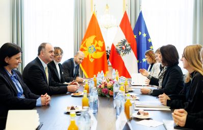 Am 14. November 2023 empfing Bundesministerin Karoline Edtstadler den Vize-Premierminister von Montenegro Nik Gjeloshaj zu einem Arbeitsgespräch im Bundeskanzleramt.