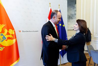 Am 14. November 2023 empfing Bundesministerin Karoline Edtstadler (r.) den Vize-Premierminister von Montenegro Nik Gjeloshaj (l.) zu einem Arbeitsgespräch im Bundeskanzleramt.
