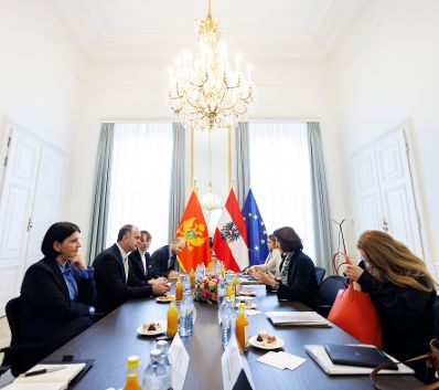 Am 14. November 2023 empfing Bundesministerin Karoline Edtstadler den Vize-Premierminister von Montenegro Nik Gjeloshaj zu einem Arbeitsgespräch im Bundeskanzleramt.