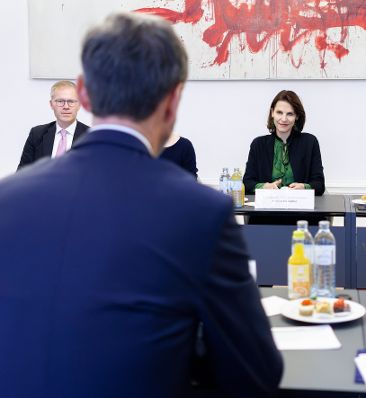 Am 22. November 2023 empfing Bundesministerin Karoline Edtstadler (r.) den slowakischen Außenminister Juraj Blanár (m.) zu einem Arbeitsgespräch.