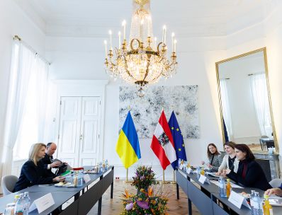 Am 23. November 2023 empfing Bundesministerin Karoline Edtstadler (r.) die Stellvertretende Ministerpräsidentin der Ukraine Olga Stefanishyna (l.) zu einem Arbeitsgespräch.
