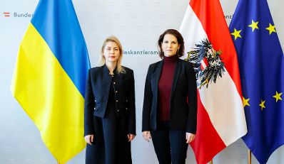 Am 23. November 2023 empfing Bundesministerin Karoline Edtstadler (r.) die Stellvertretende Ministerpräsidentin der Ukraine Olga Stefanishyna (l.) zu einem Arbeitsgespräch.