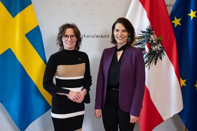 Am 28. November 2023 empfing Bundesministerin Karoline Edtstadler (r.) die schwedische Europaministerin Jessica Roswall (l.) zu einem Gespräch.
