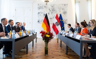 Am 30. November 2023 empfing Bundesministerin Karoline Edtstadler (2.v.r.) den Ministerpräsident von Sachsen Michael Kretschmer (2.v.l.) zu einem Arbeitsbesuch. Im Bild bei einem Arbeitsgespräch.