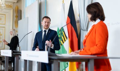 Am 30. November 2023 empfing Bundesministerin Karoline Edtstadler (r.) den Ministerpräsident von Sachsen Michael Kretschmer (m.) zu einem Arbeitsbesuch. Im Bild bei einer anschließenden Pressekonferenz.