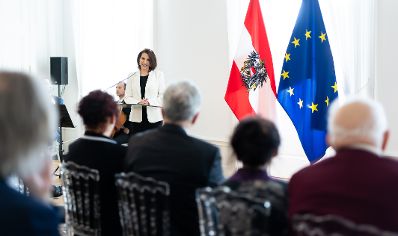 Am 30. Jänner 2024 überreichte Bundesministerin Karoline Edtstadler ein großes goldenes Ehrenzeichen für Verdienste um die Republik Österreich an Christa Schweng.
