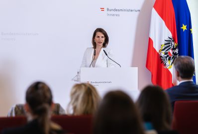 Am 19. April 2024 nahm Bundesministerin Karoline Edtstadler (im Bild) gemeinsam mit Bundesminister Gerhard Karner an einer Pressekonferenz zum Thema „Jugendkriminalität“ teil.
