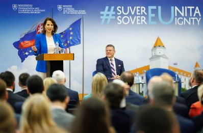 Am 2. Mai 2024 reiste Bundesministerin Karoline Edtstadler zur Konferenz „20 years of Slovakia’s membership in the EU“ in Bratislava. Im Bild bei der Eröffnung.