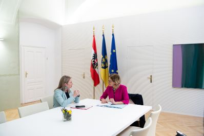 Am 10. Februar 2020 traf Bundesministerin Susanne Raab (l.) Landeshauptfrau Johanna Mikl-Leitner (r.) zu einem Arbeitsgespräch.