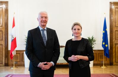 Am 11. Februar 2020 traf Bundesministerin Susanne Raab (r.) den Anti-Terror-Koordinator der EU Gilles de Kerchove (l.) zu einem Arbeitsgespräch.