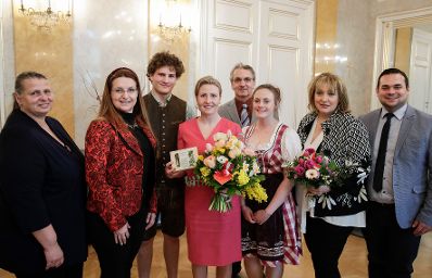 Am 13. Februar 2020 nahm Bundesministerin Susanne Raab (im Bild) anlässlich des Valentinstags Blumengrüße des Österreichischen Blumenbüros entgegen.