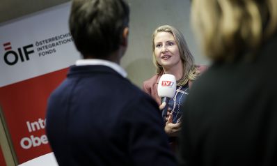 Am 27. Februar 2020 besuchte Bundesministerin Susanne Raab (m.) den Österreichischen Integrationsfonds in Linz.