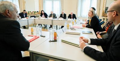 Am 28. Februar 2020 empfing Bundesministerin Susanne Raab (2.v.r.) die Volksgruppenbeiräte zu einem Gespräch im Bundeskanzleramt.