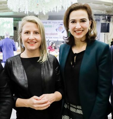 Am 29. Februar 2020 nahm Bundesministerin Susanne Raab (l.) an der Veranstaltung "30 Jahre Wiener Aleviten" teil. Im Bild mit Bundesministerin Alma Zadić (r.).