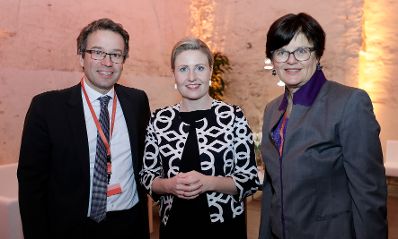 Am 3. März 2020 nahm Bundesministerin Susanne Raab (m.) gemeinsam mit Bundesministerin Christine Aschbacher an der Eröffnung der Jobmesse für Asylberechtigte in der Gösserhalle teil.
