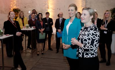 Am 3. März 2020 nahm Bundesministerin Susanne Raab (r.) gemeinsam mit Bundesministerin Christine Aschbacher (l.) an der Eröffnung der Jobmesse für Asylberechtigte in der Gösserhalle teil.