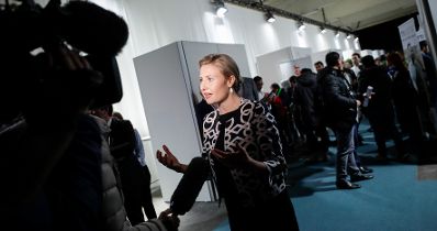 Am 3. März 2020 nahm Bundesministerin Susanne Raab (im Bild) gemeinsam mit Bundesministerin Christine Aschbacher an der Eröffnung der Jobmesse für Asylberechtigte in der Gösserhalle teil.