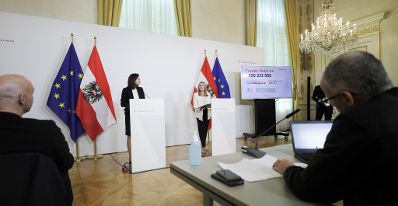 Am 19. März 2020 fand ein Pressestatement zu den Maßnahmen gegen die Krise im Bundeskanzleramt statt. Im Bild Bundesministerin Susanne Raab (r.) und Bundesministerin Alma Zadić (l.).