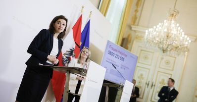Am 19. März 2020 fand ein Pressestatement zu den Maßnahmen gegen die Krise im Bundeskanzleramt statt. Im Bild Bundesministerin Susanne Raab (r.) und Bundesministerin Alma Zadić (l.).