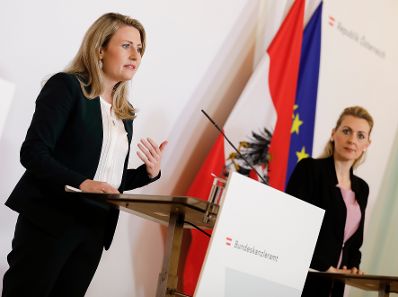 Am 25. März 2020 fand ein Pressestatement zu den Maßnahmen gegen die Krise im Bundeskanzleramt statt. Im Bild Bundesministerin Susanne Raab (l.) und Bundesministerin Christine Aschbacher (r.).