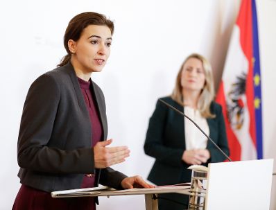 Am 25. März 2020 fand ein Pressestatement zu den Maßnahmen gegen die Krise im Bundeskanzleramt statt. Im Bild Bundesministerin Alma Zadić (l.) und Bundesministerin Susanne Raab (r.).