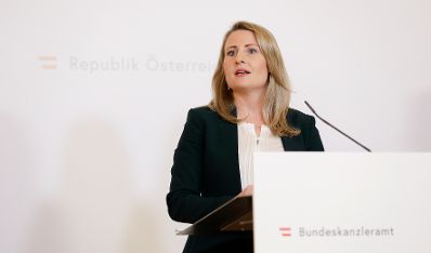 Am 25. März 2020 fand ein Pressestatement zu den Maßnahmen gegen die Krise im Bundeskanzleramt statt. Im Bild Bundesministerin Susanne Raab.