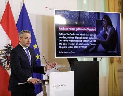 Am 5. April 2020 fand ein Pressestatement zu den Maßnahmen gegen die Krise im Bundeskanzleramt statt. Im Bild Bundesminister Karl Nehammer.